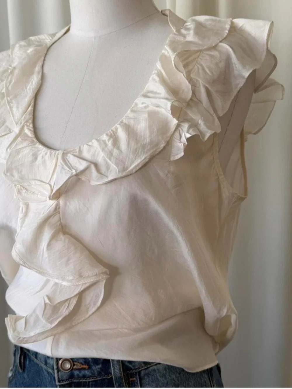 Vintage Y2K Banana Republic 100% Silk Ruffle V Neck Blouse Cream Sleeveless M. - Picture 4 of 8